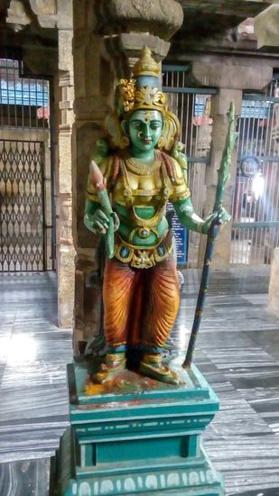 Die Göttin Minakshmi kann wohl als Bindeglied zwischen den beiden indischen Hauptgöttern Vishnu und Shiva betrachtet werden. Ist sie doch die  Schwester von Vishnu und die Gefährtin von Shiva. Dazu noch Mutter des Gottes Ganesha. Sie ist auch unter dem Namen Parvati bekannt.