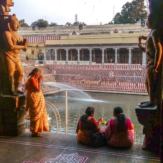 Im Gebet versunkene Inder sieht man oft im weitläufigen Tempelbereich