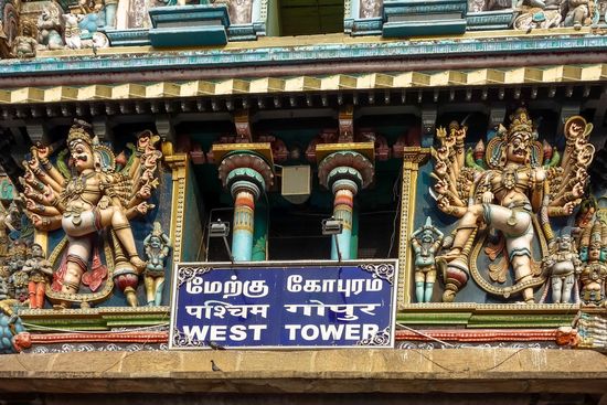 Es gibt mehrere Tempeleingänge. Wer sich in die Warteschlange stellt muss keinen Eintritt zahlen, der mit 50rs aber sehr günstig ist.
Es bieten sich Tempelführer an, habe eine solche Führung zur besseren Orientierung einmal mitgemacht (300rs)