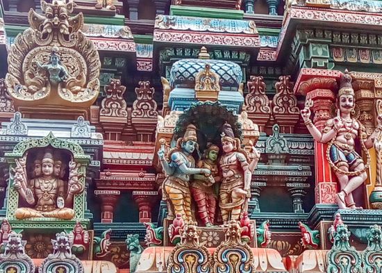 Die Türme sind mit Tausenden Figuren des Hinduismus bestückt, oft Inkarnationen der Hauptgottheiten.