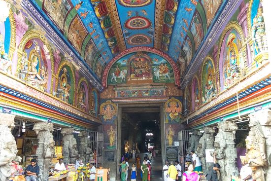 am Tempeleingang schien alles noch normal zu sein