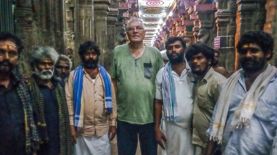 ..daraufhin schloss ich mich einer einheimischen Expeditionsgruppe an,
die ebenfalls vorhatte in das Tempelinnere zu gelangen