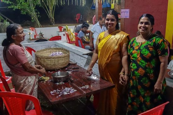 Mit einem Lächeln beim Zwiebelschneiden