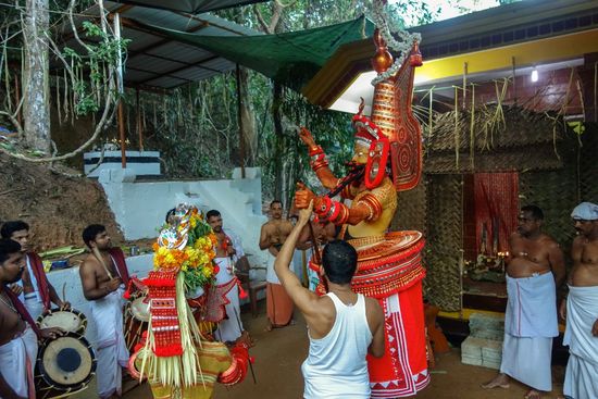 Thiruvappan auf einem Podest stehend