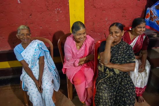 fotografieren kein Problem gaben mir die Damen zu verstehen. wegen der Sprache war aber keine Unterhaltung möglich. ferne Welten - was die wohl von mir denken?