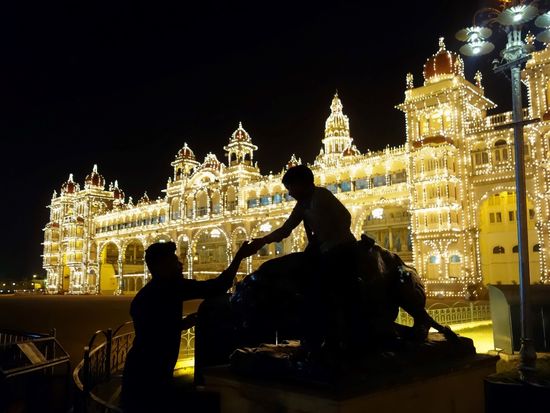 Abends ab 7:00 wird der Palast für eine Stunde von 100000 Lampen beleuchtet, zumindest Sonntags und an 'public holidays'.
Ein technikinteressierter Raja hat schon vor vielen Jahren diese Glühbirnenketten anbringen lassen. Früher soll damit die Anwesenheit des Maharajas im Palast angezeigt worden sein.