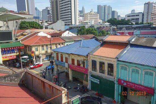 Blick aus meinem Hotelfenster auf den Eingang zur Petaling Street