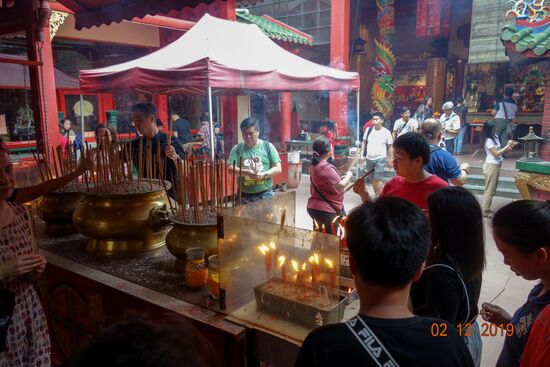 Gegenüber dem zuvor erwähnten Bankgebäude ist ein schöner chinesischer Tempel