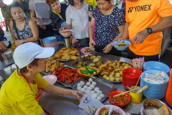 Man wählt sich in einer Schale was aus,gibt dies der Chefin und setzt sich an einen der Tische