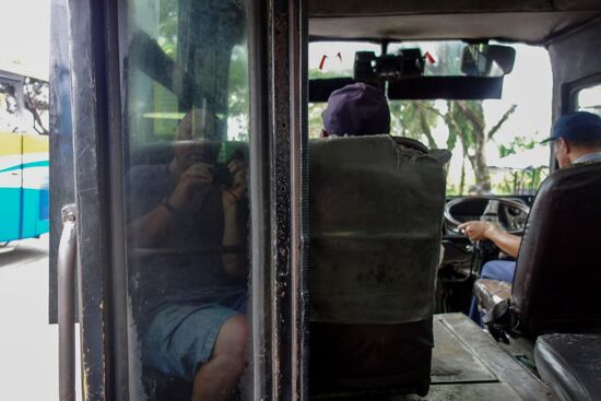 Die Fahrt mit dem Bus zum Borobodur
Nur wenn man viel Zeit hat. Von den Kosten her am Ende kein großer Unterschied zu dem von den Hotels angeboteten Fahrten. Man kann sich die Zeit halt selber einteilen und ist der einheimischen Bevölkerung etwas näher.