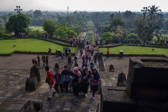 Blick am Morgen auf den Eingangsbereich des Borobodur - die Schulklassen sind im Anmarsch