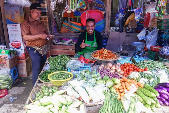 dieser Gemüseverkäufer bleibt optimistisch - Gemüse direkt vom Feld statt aus Gewächshäusern