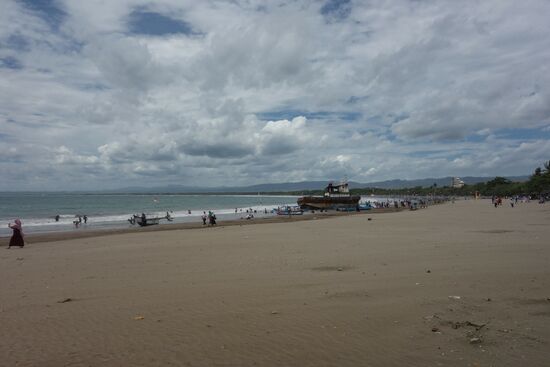 Am Strand von Pangandaran
Dieser lange Sandstrand begründet wohl den guten Ruf von Pangandaran als Badeort. Auf dem feinkörnigen Sand lässt es sich gut laufen. Es gibt auch größere Hotels, Mitte Januar sind eurpäische Touristen selten.