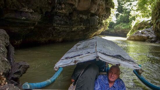 .... flussaufwärts kommen wir nur langsam voran. nachdem was uns die Einheimischen berichten dürften wir morgen das Lager des Colonel erreichen