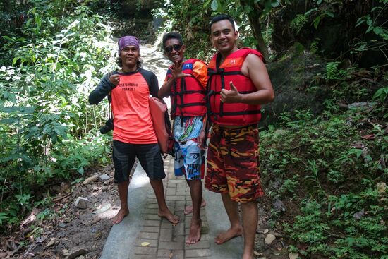 typische Besucher des green Vallye - Barfuß und mit Schwimmweste