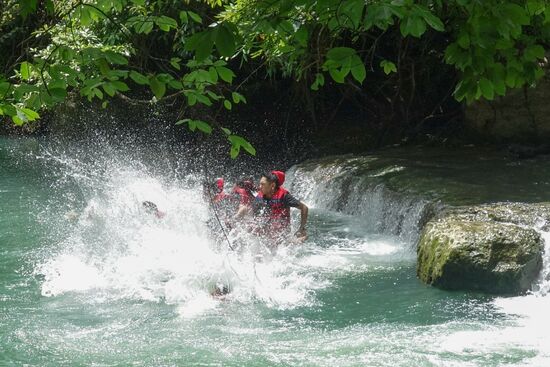 ins kühle Nass 
Die Gruppe entschwindet flussabwärts meinem Blickfeld