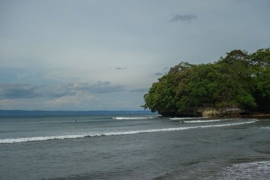 Batu Karas ist ein kleiner Küstenort westlich von Pangandaran. Ein Treffpunkt für Surfer, auch einige aus Europa. Der Platz erscheint gut geeignet um das Surfen zu erlernen