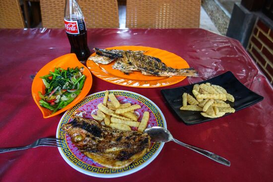 Fish und Chips in Batu Karas
Wenn schon an der Küste dann auch mal einen Fisch aufs Teller. Die Küche sah nicht so vertrauenserweckend aus, dieses Essen hier war aber wirklich gut!