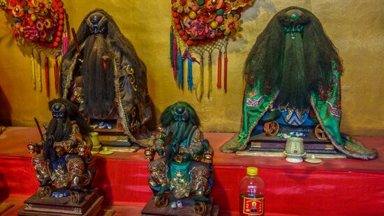 Die Tempel die ich auf Java sah bestehen meist aus mehreren Räumen oder Nischen, die unterschiedlichen Göttern oder Heiligen geweiht sind. Hier ein paar recht bärtige Gesellen in Jakarta.