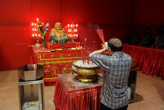 Ich treffe Einen mit einer großen Kamera, wir kommen ins Gespräch, er erzählt mir dass er gerne Tempelbesucher beim Beten fotografiert.  „They don't mind - die haben nichts dagegen“.  Meint er.