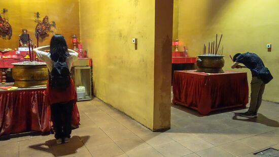 Die Hinwendung zum Altarschrein geschieht fast immer mit einem Bündel qualmender Räucherstäbchen das in beiden Händen gehalten wird