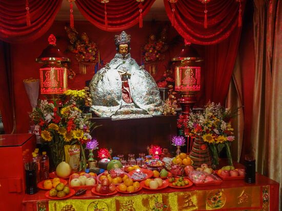 ...ich soll beten, denn dieser Raum ist der Herrin des Tempels geweiht. „very old!“