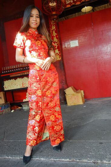 Und dann treffe ich noch einen Fotografen der mit seinem Model im Tempel unterwegs ist. Beide sind sehr freundlich, ich darf mitfotografieren! und nutze die Gelegenheit solange bis sie ihr foto-shooting beenden. Dabei versuche ich meine kleine Kamera in dieselbe Position wie der Fotograf zu bringen.