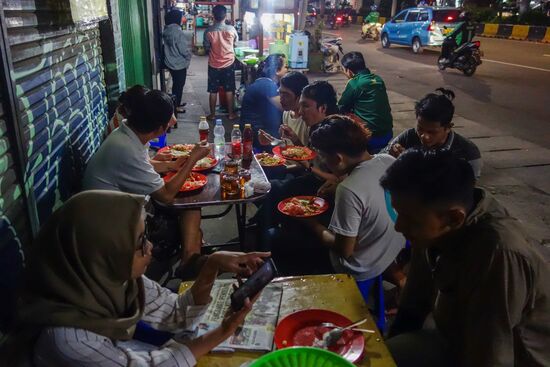 Ein Jeder hat Nasi Goreng auf dem Teller