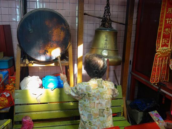 Gooooonnnggggg
Die Dame hier lässt den Gong und die Glocke ertönen, jeweils nachdem zuvor Besucher sie ansprechen und ihr was geben, vermutlich eine Spende für den Tempel.