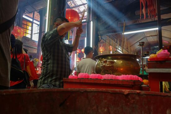 Hinwendung zum Schrein
Ich kenne oftmals nicht die Bedeutung der Zeremonien, versuche hier halt zu zeigen was ich so sehe