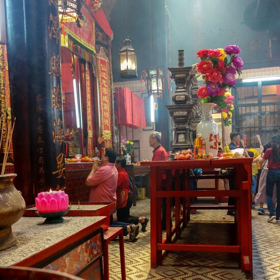 der lange Tisch
immer wieder geht Jemand in die Hocke und durchquert diesen Tisch in Längsrichtung. Beschränkung und Befreiung von der Beschränkung ?