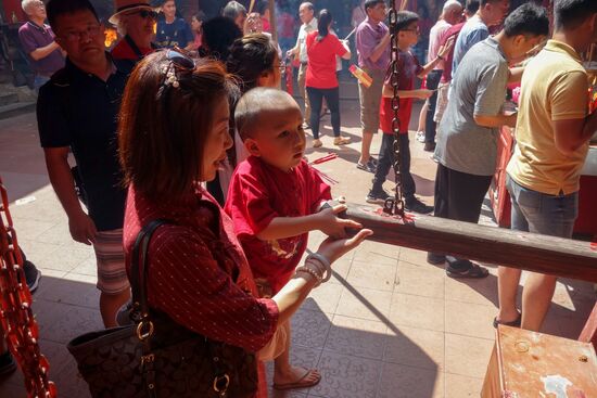 Die Glocke ertönen lasssen
Diesen Klöppel stößt man gegen eine Glocke, erster Versuch für den Nachwuchs