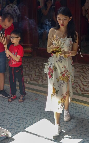 Es tauchen ein paar Damen auf, die echte Hingucker sind