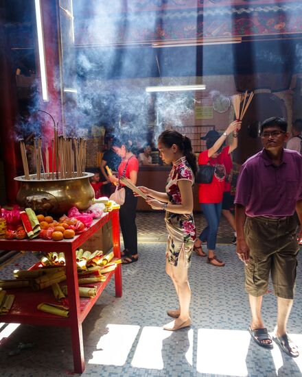 Das Licht untermalt den Auftritt dieser Schönheiten, die sich zu kleiden verstehen