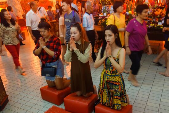 im Thean Hou Temple
In diesem Tempel sehe ich kaum Fotografen, ich entdecke aber eine "günstige" Stelle zum fotografieren und schaue um die Ecke mit meinem kleinen Fotoapparat, bin ich schon ein wenig aufdringlich?