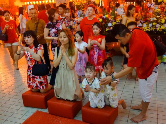 die Fotografierten bleiben jedenfalls in Ihrer Andacht versunken