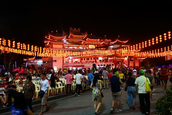 der chinesische Neujahrstag geht für mich zu Ende
Die Wünsche auf den Grußkarten sind unseren Wünschen zum Neujahr sehr ähnlich:
"good health, good luck and much happiness throughout the  year" 
"eine gute Gesundheit, viel Glück und ein frohe Zeit das ganze Jahr"