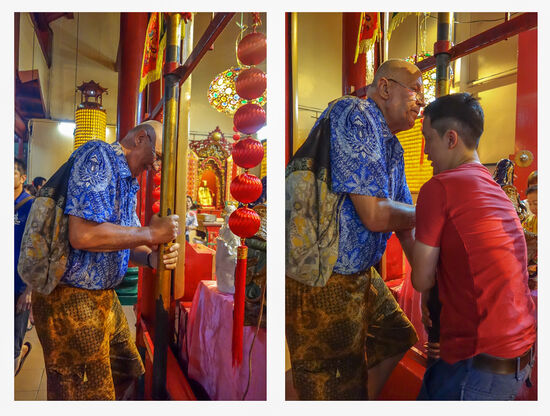 Ich zeig Euch mal wie das geht
Man hebt diese Vorrichtung an, das wieder absenken erzeugt einen Lärm der im ganzen Tempel zu hören ist. Ich will mich da auch bemerkbar machen. Ist da ein Magnet drunter? hat mir Jemand einen Streich gespielt? Da bewegt sich nichts. Ein Tempelbesucher kommt mir zur Hilfe, zu Zweit gelingt es uns das Gestänge hochzuheben und dieses Geräusch zu erzeugen..