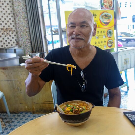 Ein Meister der Essstäbchen hat sich zu mir an den Tisch gesetzt 