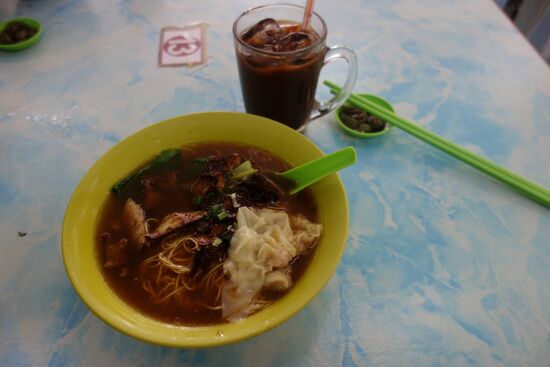 Zum Mittagessen meist eine Suppe, die kostet so zwei Euro fünfzig
Wenn ich Essstäbchen verwende, dann leider nicht so wie der Meister, sie sind aber  hilfreich um die Nudeln zu entwirren. Diese lasse ich dann mit Hilfe der Stäbchen auf den Löffel herabsinken... so Gott will. Nachwürzen kann man mit Soya-Sauce (die auch Salz enthält) oder kleingeschnittenem Chilli. Eine chinesische Bedienung die noch älter ist als ich fragte ich mal warum sie kein Salz auf den Tisch stellen. Er meinte zuviel Salz gibt im Lauf der Zeit einen gebeugten Rücken.