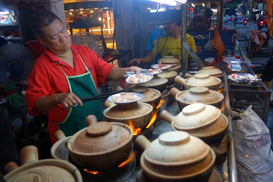 clay pots - ein Essen das in der Zubereitung optisch was hergibt 
Töpfe über dem Feuer - ein Reisgericht mit Hähnchen oder sowas. Das hier ist in China Town, in Little India hatte ich das zufällig auch mal, weil frisch zubereitet. Ich mag es nicht so wenn das Essen lange abgekühlt hat. Wegen Magengeschichten.