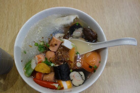 Nach dem  Kochen wird es kleingeschnitten und in einer Schale serviert
war interessant,  als Essen für jeden Tag finde ich es weniger geeignet.
Die Bilder hier zeigen  nur einen kleinen Ausschnitt des Essensangebotes. Ein Pluspunkt ist die Vielfalt und der günstige Preis. Bei einer ordentlichen Qualität. Nach 2 Monaten wäre jetzt aber ein Kartoffelsalat mit Maultaschen auch nicht übel.