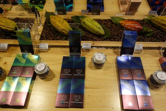 Hier wird eine einheimische Schokolade angepriesen
Schokolade ist hier teuer, habe mir einmal eine Tafel Ritter Sport für fast 3 Euro gegönnt. Bin erstaunt wie teuer hier europäische Produkte sind. Die gibt es sowieso nur in den besseren Super-Märkten. Auch Milchprodukte sind teuer und man muss eher danach suchen. 
Als sehenswert in China Town gilt die Petaling Street oder der Central Market. Beides  könnte eher zur Enttäuschung führen. In der Petaling Street fand ich zwar ein T-Shirt für 2 Euro, das ist aber eine reine Verkaufsstraße. Und dass es im Central Market einen richtigen Markt gab ist schon 30 Jahre her. Jetzt geht das oft Richtung Kleidung und Souvenirs, "Rolex"-Uhren etc. Ich würde fürs shoppen oder einfach rumgucken eher kleine Läden empfehlen, die findet man in Chinatown etwas versteckt in Seitengassen, oder man muss eine Treppe hochgehen, von einer CD läuft dezente Musik und  man kann sich zu einem Tee hinsetzen. Oder in chinesischen Bildbänden blättern.
.