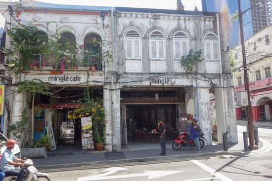 meinst Du etwa das mingle cafe?
Nein, das ist nicht so mein Ding, Sieht schön aus und hat eine gute Auswahl an Kuchen, aber 3 Euro für einen Kaffee? Für mich zuwenig Malaysia. Rechts am Bildrand ist ein Teegeschäft, bei der Besichtigung wurde mir eine Teeprobe angeboten. Der Tee wird mehrfach aüfgebrüht, bis zu 7 mal geht das, wurde mir gesagt. Bekam dann 3 mal jeweils eine kleine Tasse Tee zum Kosten. Den Tee gibt es in gepressten Scheiben, je älter desto wertvoller. Was Tee betrifft so gibt es hier in Chinatown ein paar noble Geschäfte die Tee und Tee-Geschirr verkaufen. Echt schöne Sachen die allerdings ihren Preis haben.