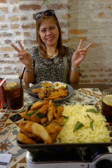 Mit Sabrina, die im selben Hotel logiert, gehe ich gelegentlich Essen.  Ich erfahre dabei Details zu dem komplizierten Scheidungsrecht in Malaysia, während dem Scheidungsverfahren muss sie sich in Malaysia aufhalten, danach will Sie Ihren Verlobten heiraten. Hier ein malayisches Restaurant, wenngleich meine Pommes Frites mit Käsesauce wohl nichts landestypisches sind.