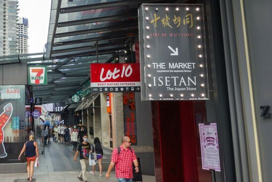 Hier geht es die Treppe runter zum Food-Court im Lot 10 
Gegen Ende meines Aufenthaltes nahm mich Jemand mit zum "Lot 10" auf Bukit Bintang, keine 5 Minuten vom Einkaufszentrum Pavillon entfernt. Nach meinem Eindruck ist dieser Food-Court im Untergeschoss des Lot 10 empfehlenswert!