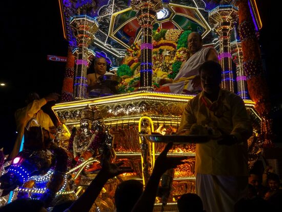 der Umzugswagen der die Prozession anführt
Oben in der Mitte wieder eine heilige Figur! Man startete gegen Mitternacht am Mahamariamman Tempel  und kam so 15 Stunden später an den Batu Caves an.
