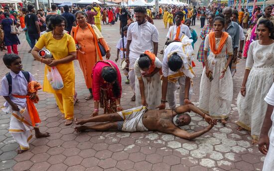 ein Mann wird die Straße entlang gehurgelt
Sah später noch einen, der von alleine hurgelte