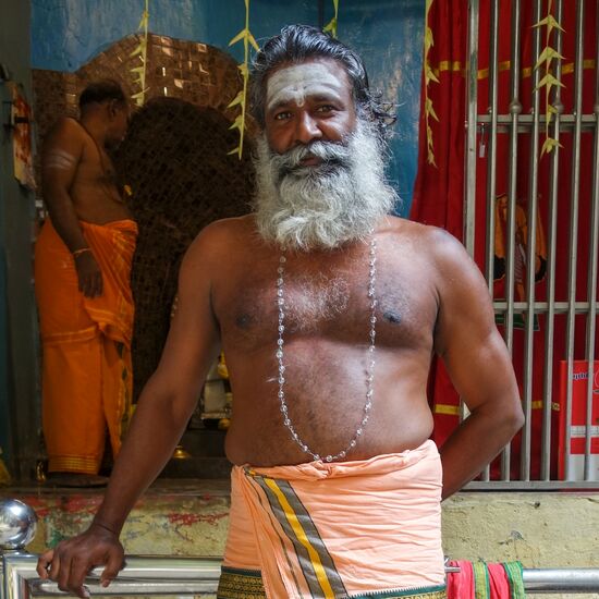 der Inder betrachtet so was gelassen