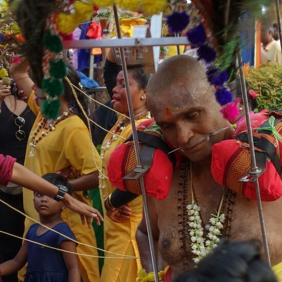 Es waren immer Männer die solch schwere Gestelle mit sich trugen. Unten am Beginn der Treppe spielten diverse Kapellen die diese Teilnehmer nochmals so richtig aufputschten! Bevor es mit dieser Last die steile Treppe hochging....